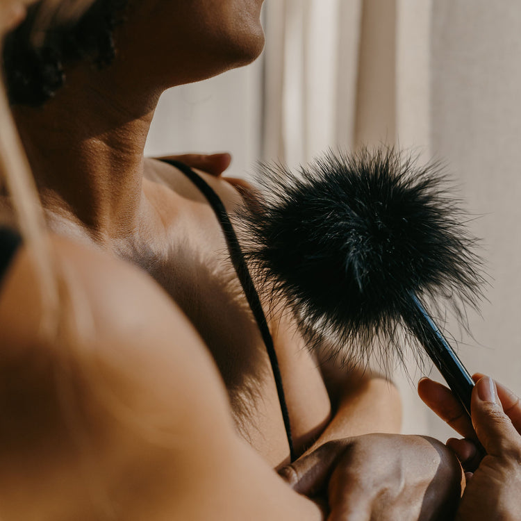 Caressing Feather 1 Caressing Feather | Sinnliche Streichelfeder YESFORLOV RaiX